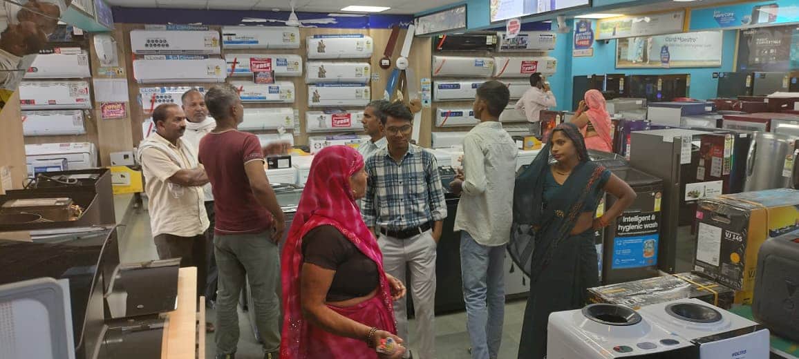 जीटी रोड स्थित इलेक्ट्रोनिक की दुकान पर जुटी लोगों  की भीड़। संवाद