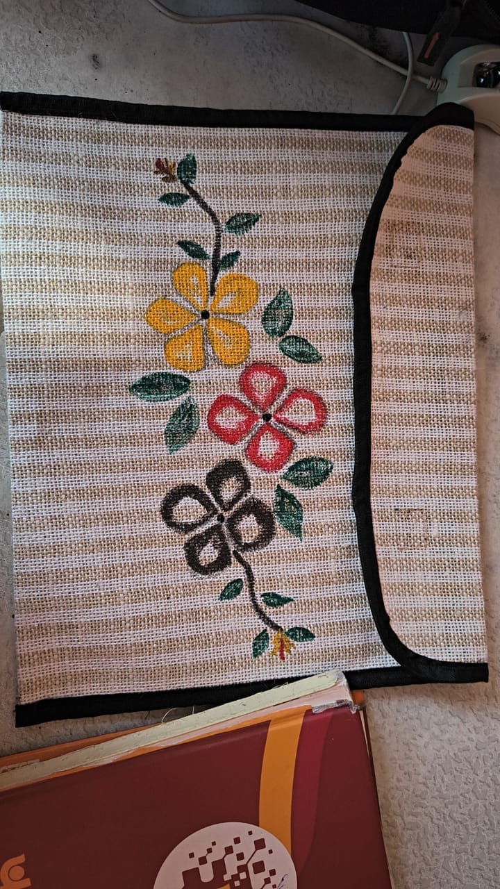 Reena from Kakarana became self-reliant by making jute file covers