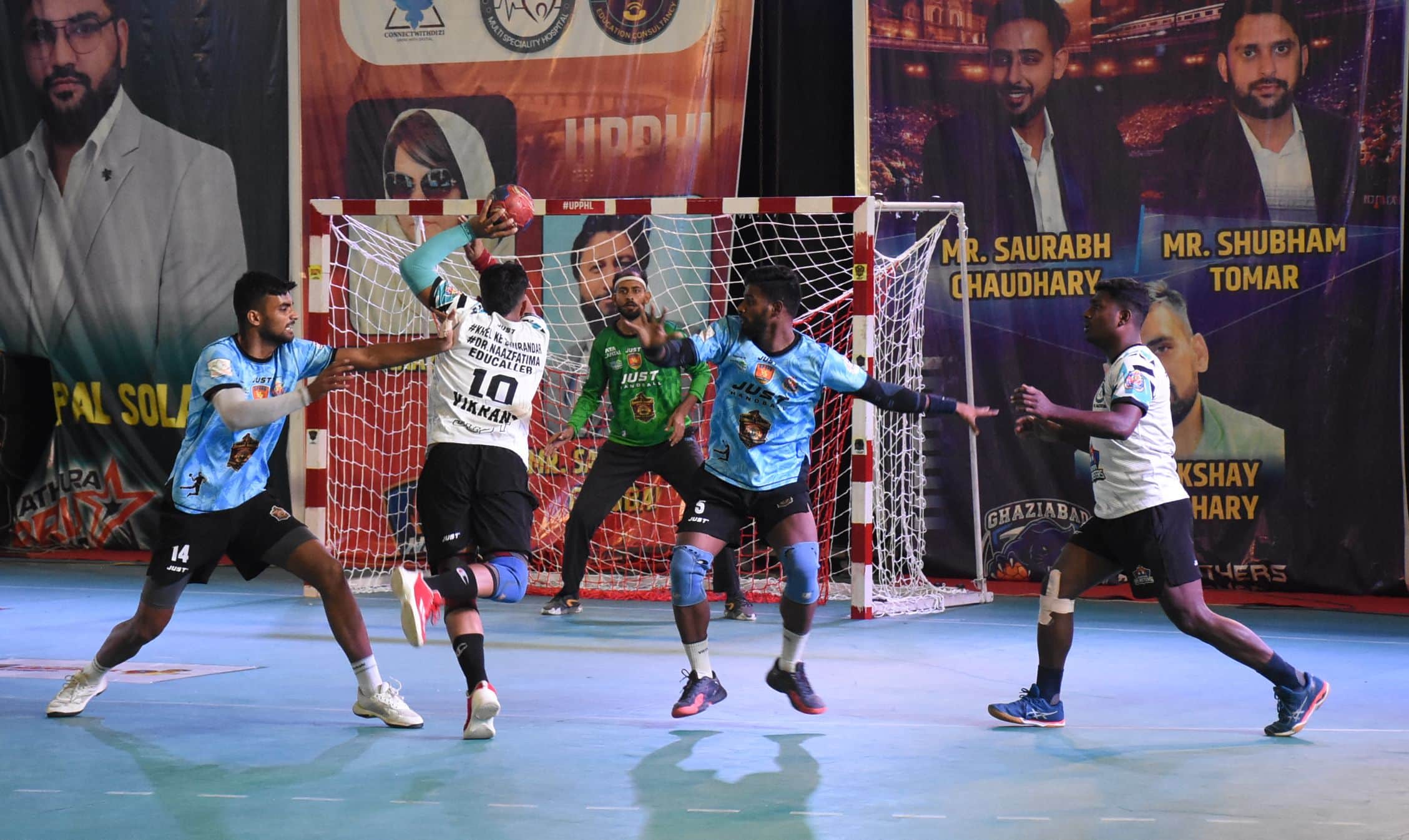 केडी सिंह बाबू स्टेडियम में उत्तर प्रदेश प्रो हैंडबॉल लीग में बर्बरीक वारियर्स और नोएडा ब्लास्ट