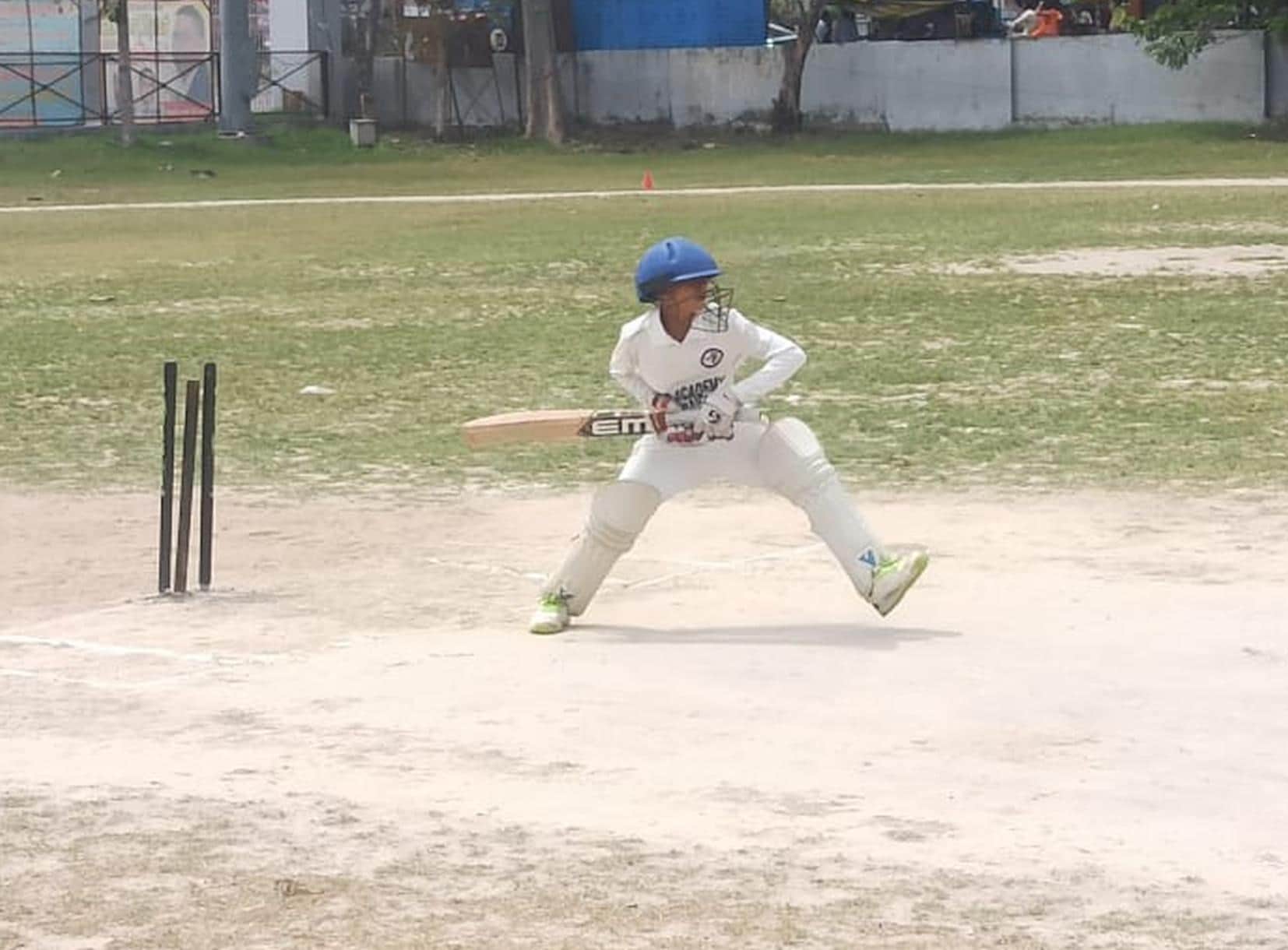 केडीसी में क्रिकेट मैच खेलते खिलाड़ी।-संवाद