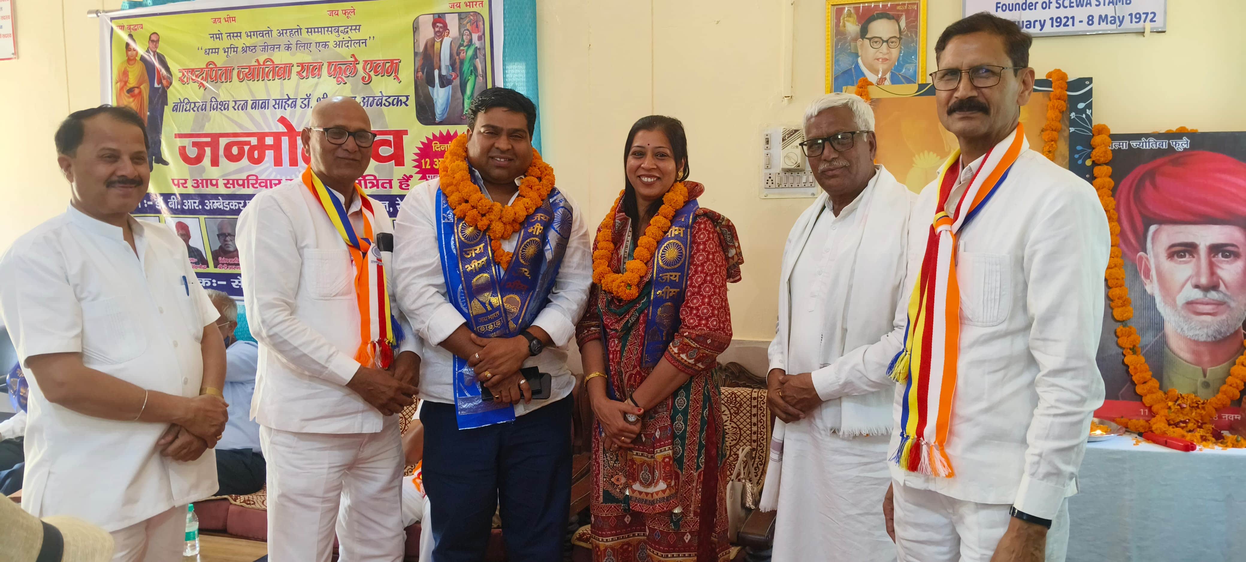 कांग्रेस के जिला अध्यक्ष प्रवीण चौधरी का स्वागत करते लोग। स्रोत : संस्था