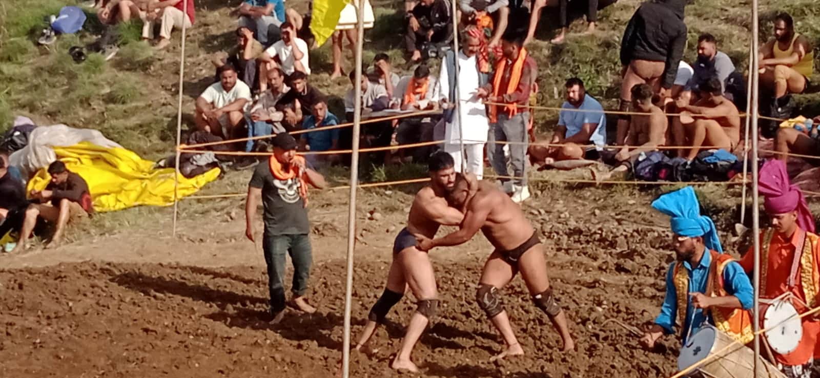 कैहरवीं चौक में आयोजित दंगल में भाग लेते पहलवान। स्रोत : जागरूक पाठक