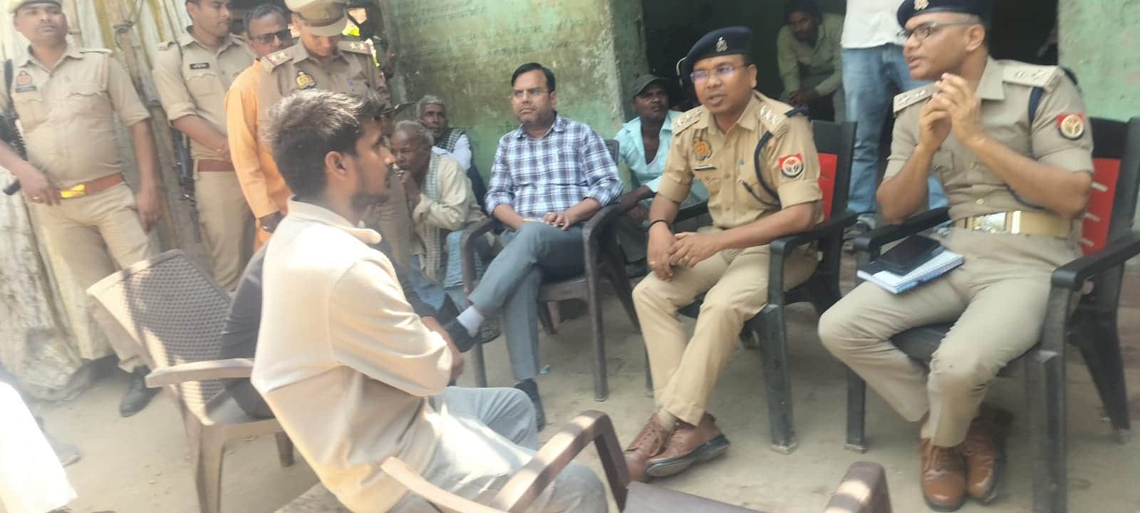 कोल्हुई में युवक की मौत के बाद परिजनों से बातचीत करते एडिशनल एसपी।  