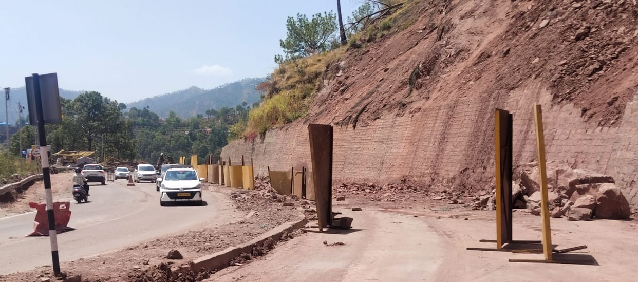 To prevent the hill from cracking in Dharampur, cutting will now be done using special technology.