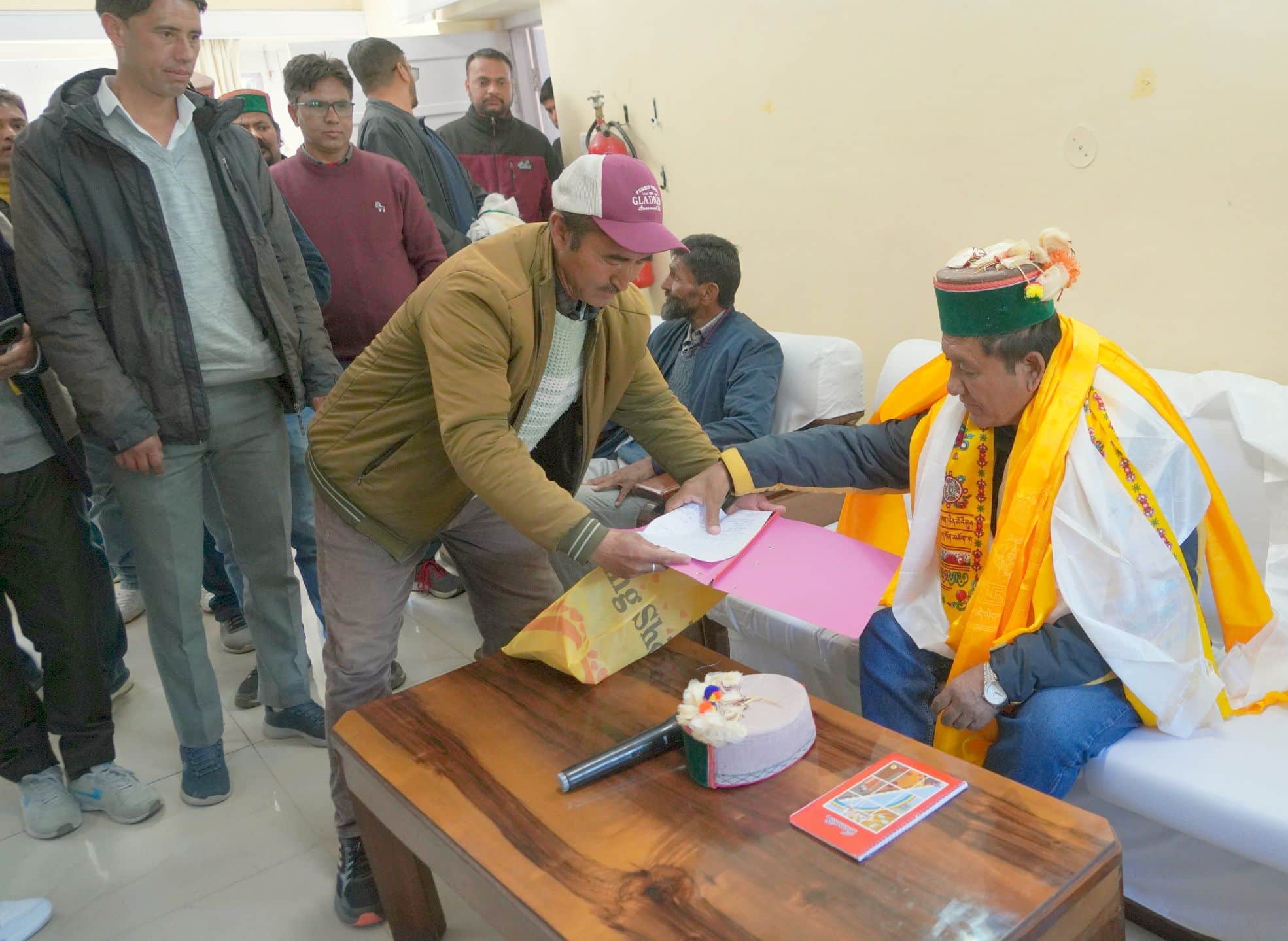 कल्पा में लोगों की समस्याएं सुनते मंत्री जगत सिंह नेगी। स्रोत : डीपीआरओ