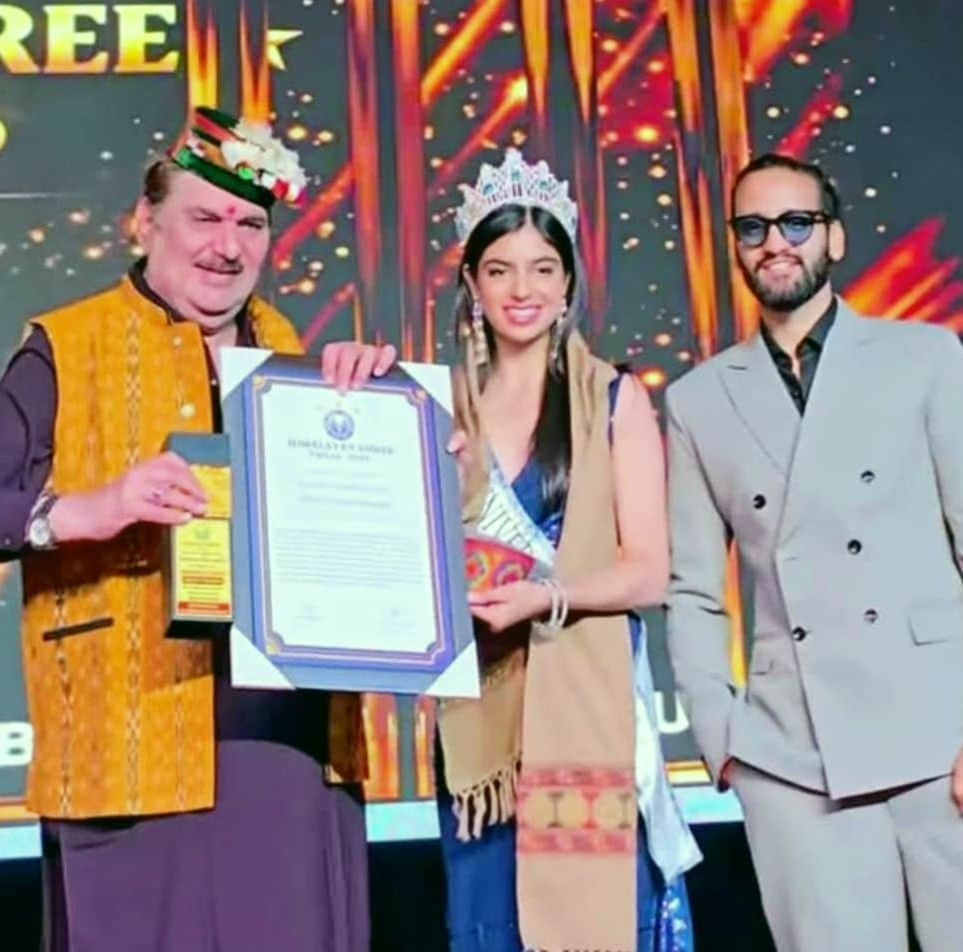 कुमारसैन की रवितनया शर्मा को हिमालयन श्री अवॉर्ड 2026 से सम्मानित करते अभिनेता रजा मुराद। स्रोत