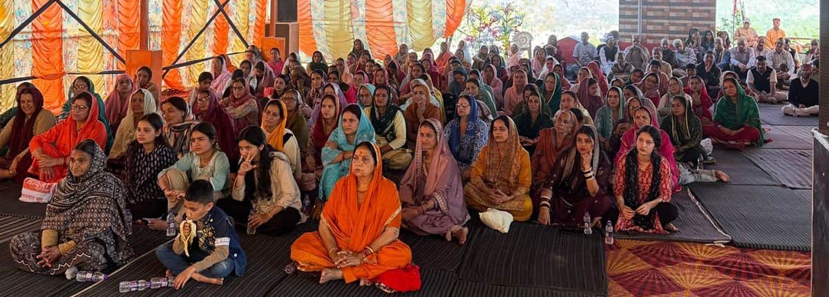 कुनिहार के कोठी गांव में आयोजित श्रीमद्भागवत कथा के दौरान मौजूद श्रद्धालु। संवाद