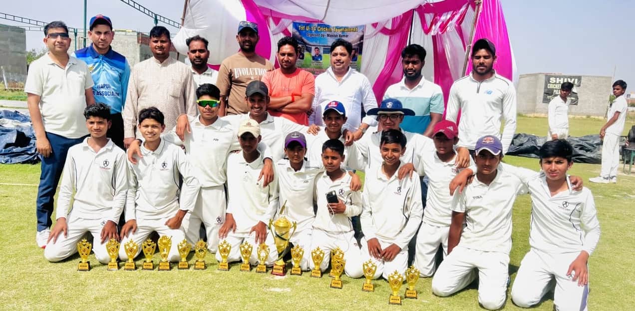 क्रिकेट मैच जीतने के बाद खुशी मनाते टीम के खिलाडी। संवाद