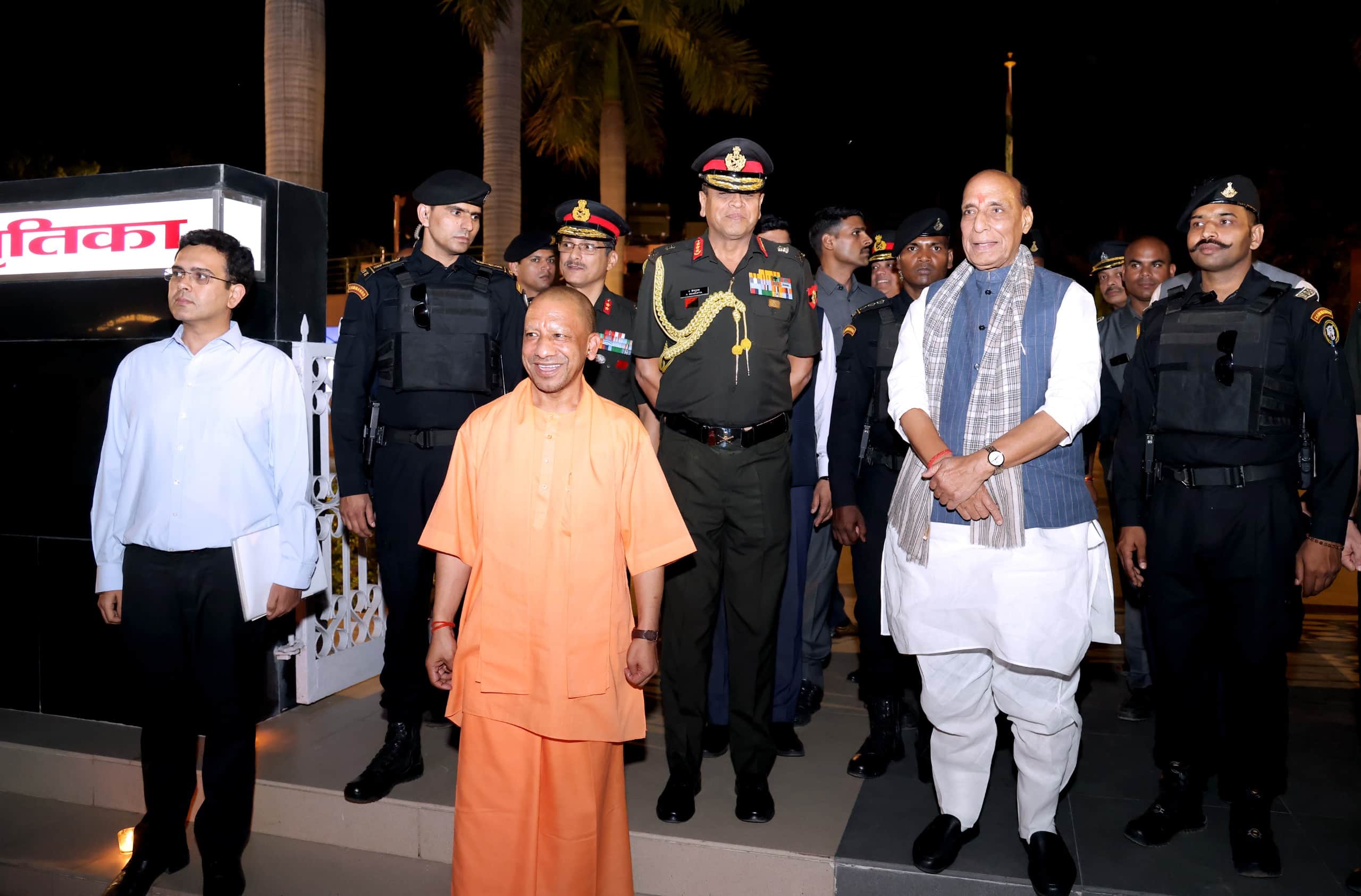 कार्यक्रम में राजनाथ सिंह, योगी आदिन्यनाथ व अन्य।