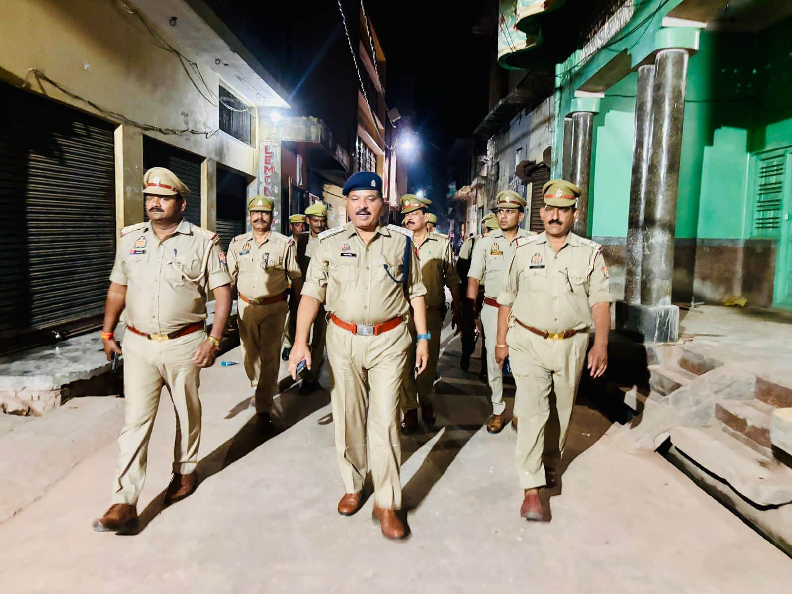 कस्बा राजा का रामपुर में शनिवार की रात पुलिस बल के साथ पैदल गश्त करते सीओ राजेश कुमार। संवाद