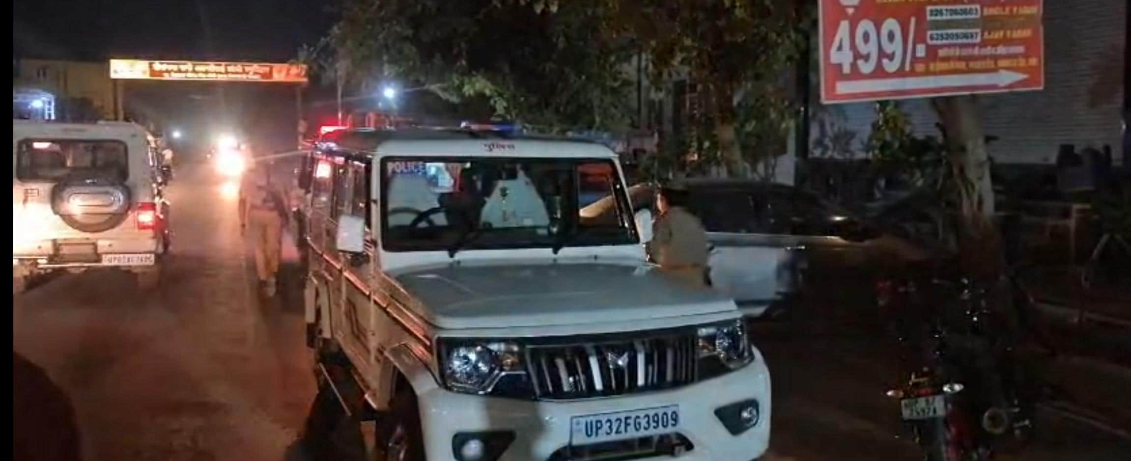 कासगंज रोड पर स्थित होटल पर छापेमारी करने पहुंची पुलिस की टीम। संवाद