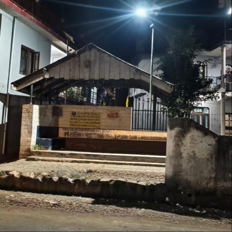 The condition of the rain shelter in Patta Mahalog is dilapidated, causing inconvenience to the passengers.
