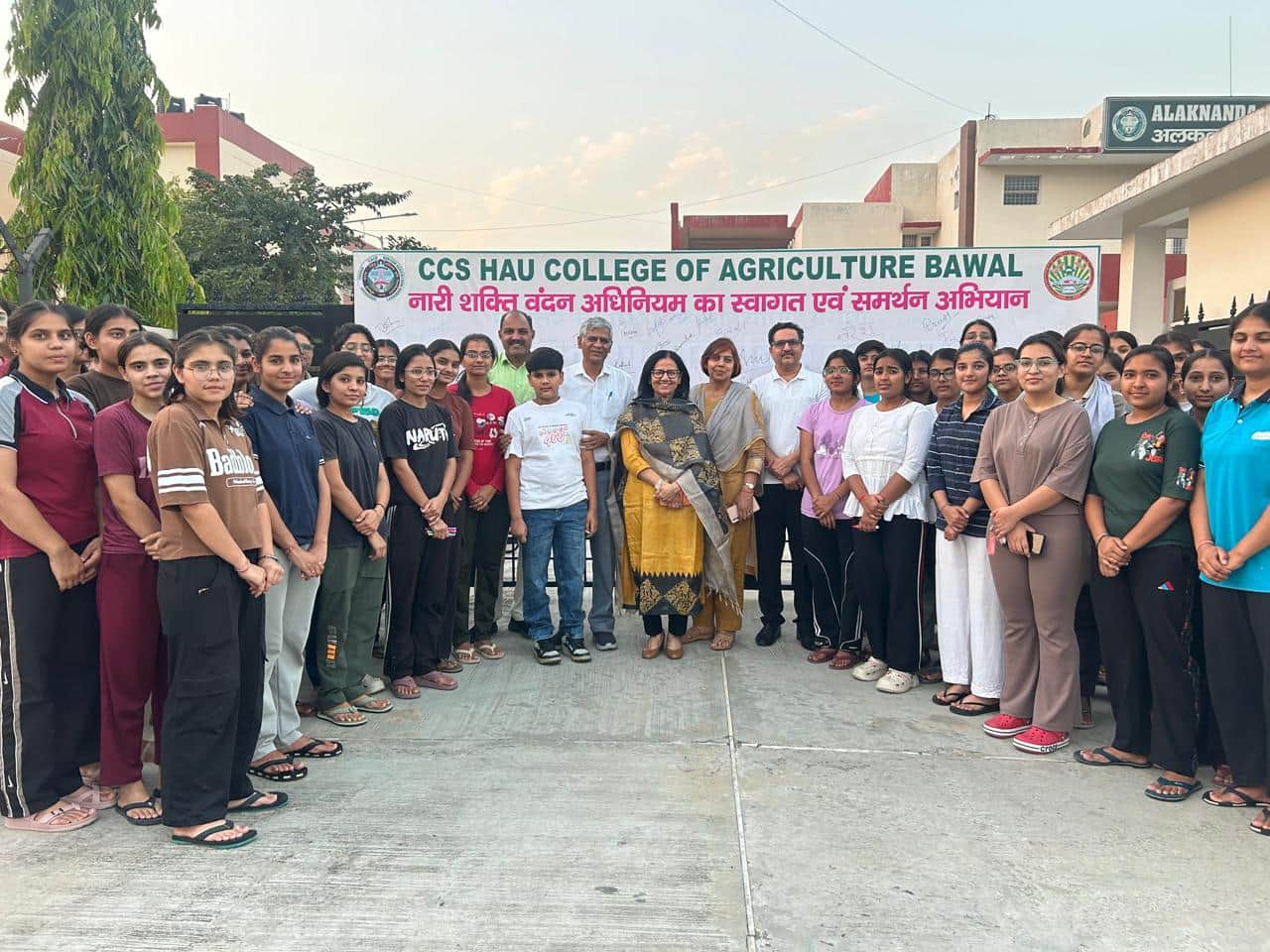 कृषि महाविद्यालय में एकजुट विद्यार्थी व स्टाफ। स्रोत : कॉलेज
