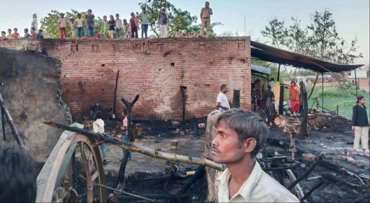 कटहा गांव में आग से जला घर।- संवाद