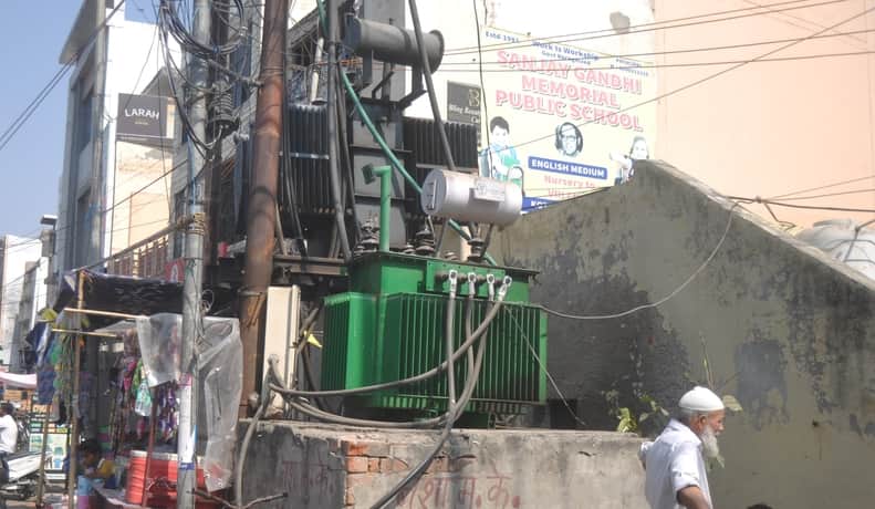 कोठी गेट पुलिस चौकी के पास रखा बिजली का ट्रांसफार्मर। संवाद
