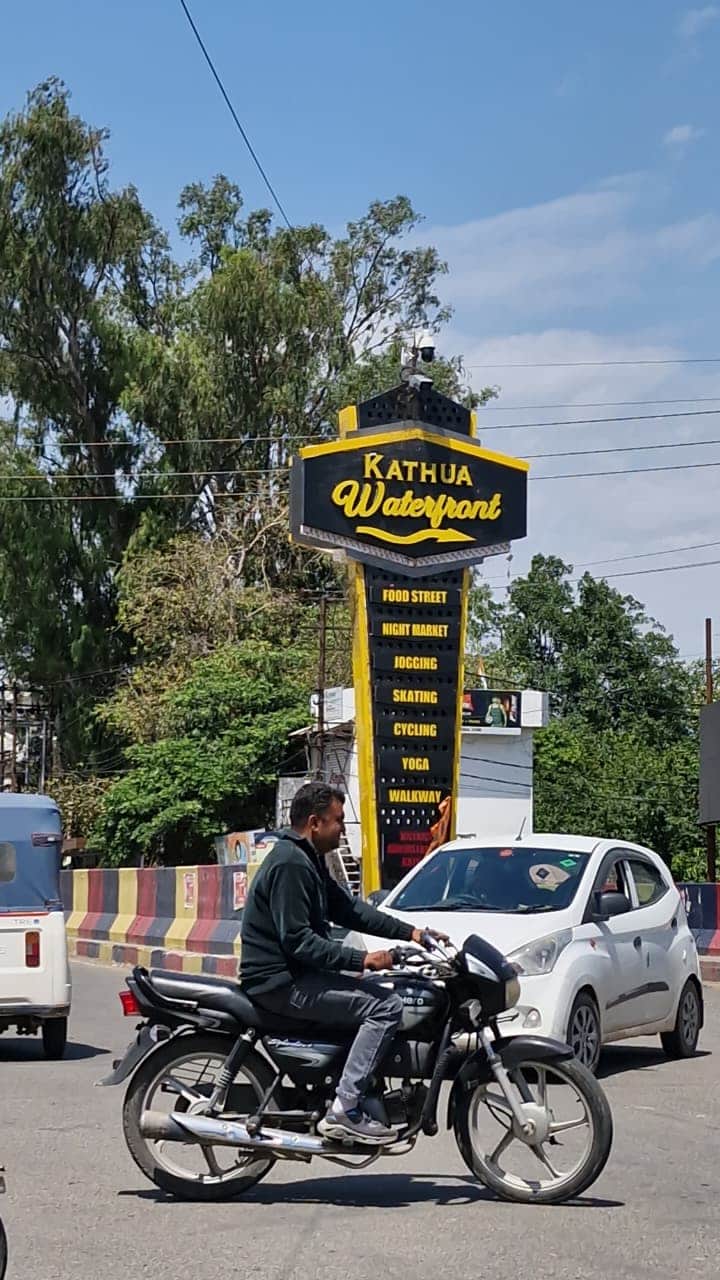 कठुआ के नहर चौक पर प्रशासन की ओर से लगाए गए सीसीटीवी कैमरे, एक ही बोर्ड पर दो दो कैमरेसंव