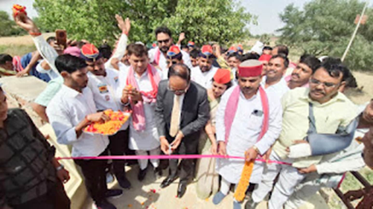 क्यामपुर छावनी ब्रह्म स्थान के मंगई नदी पर अपना पुल का फीता काटकर उद्घाटन हाईकोर्ट के जज शेखर क