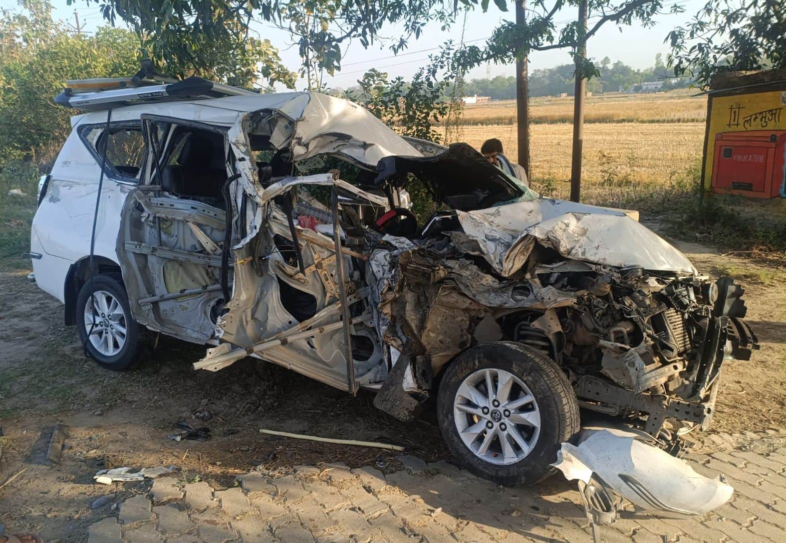 लंभुआ के बेदूपारा के पास दुर्घटनाग्रस्त कार। -संवाद