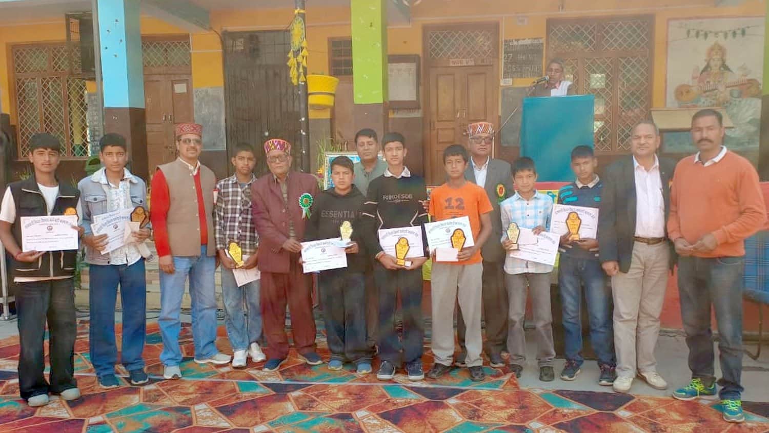 लगघाटी शिक्षा विभाग कर्मचारी कल्याण संघ के वार्षिक समारोह में छात्रों को पुस्कृत करते हुए।-सं