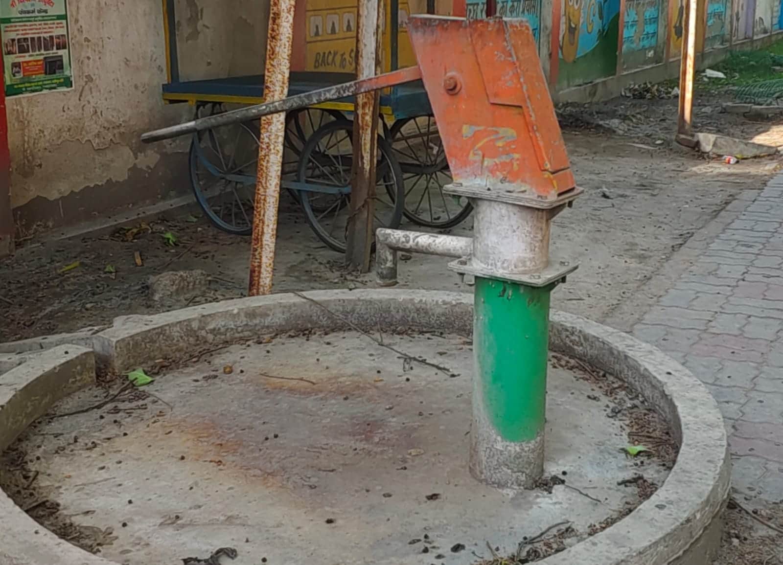 लोहिया भवन और सदर स्कूल के बाहर सड़क किनारे लगा खराब हैंडपंप। संवाद