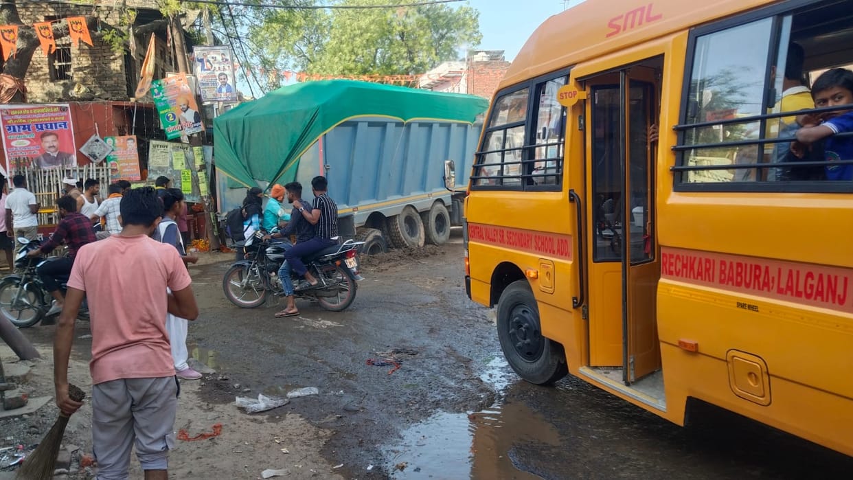 Traffic halted at the intersection due to the sinking of a truck