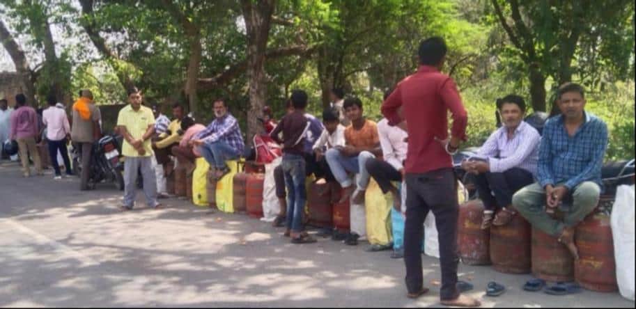 मछरेहटा में गैस सिलिंडर लेने के लिए कतार में खड़े उपभोक्ता। संवाद