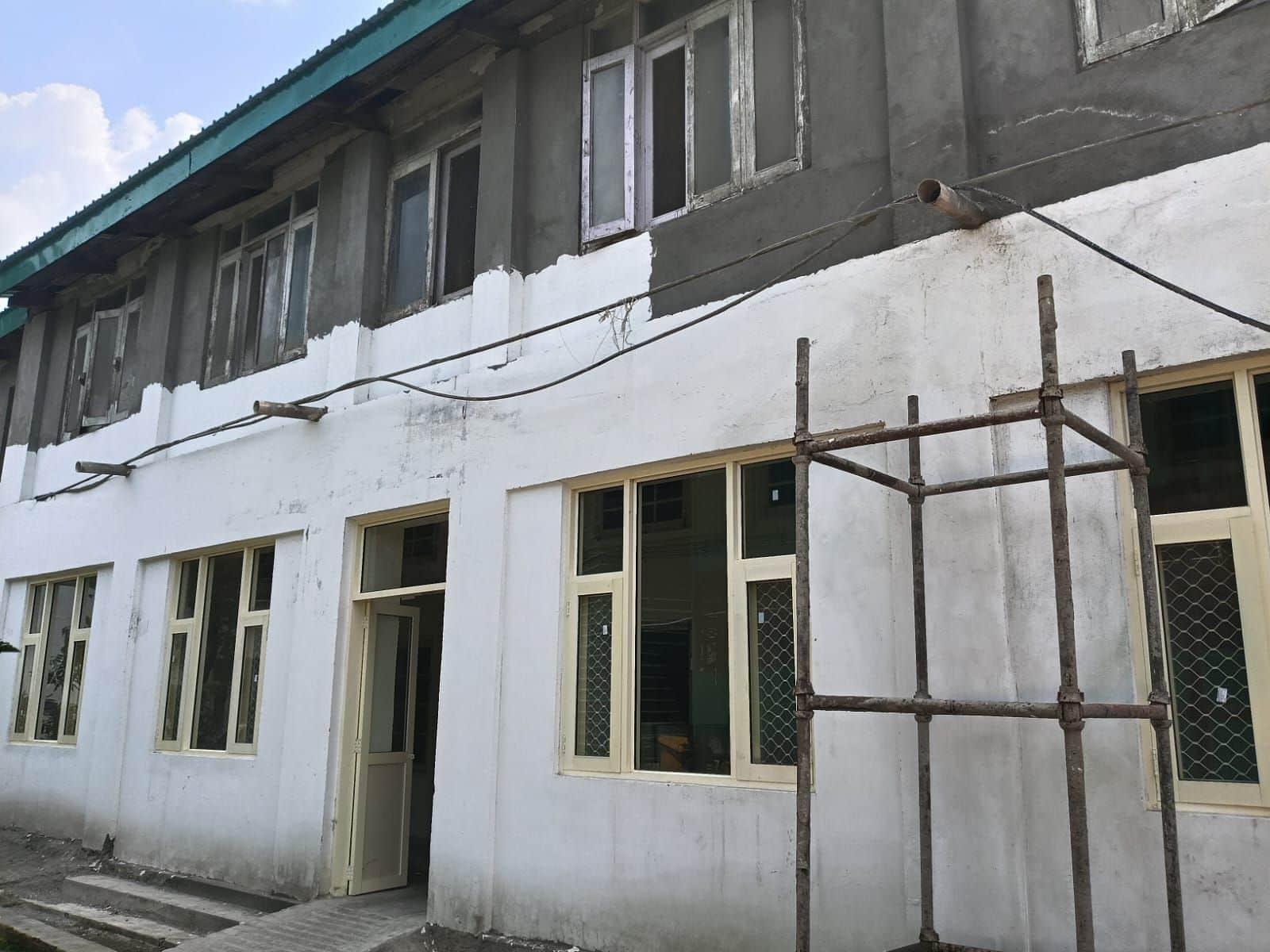 मेडिकल कॉलेज की महिला सर्जिकल वार्ड का अधूरा पड़ा कार्य। संवाद