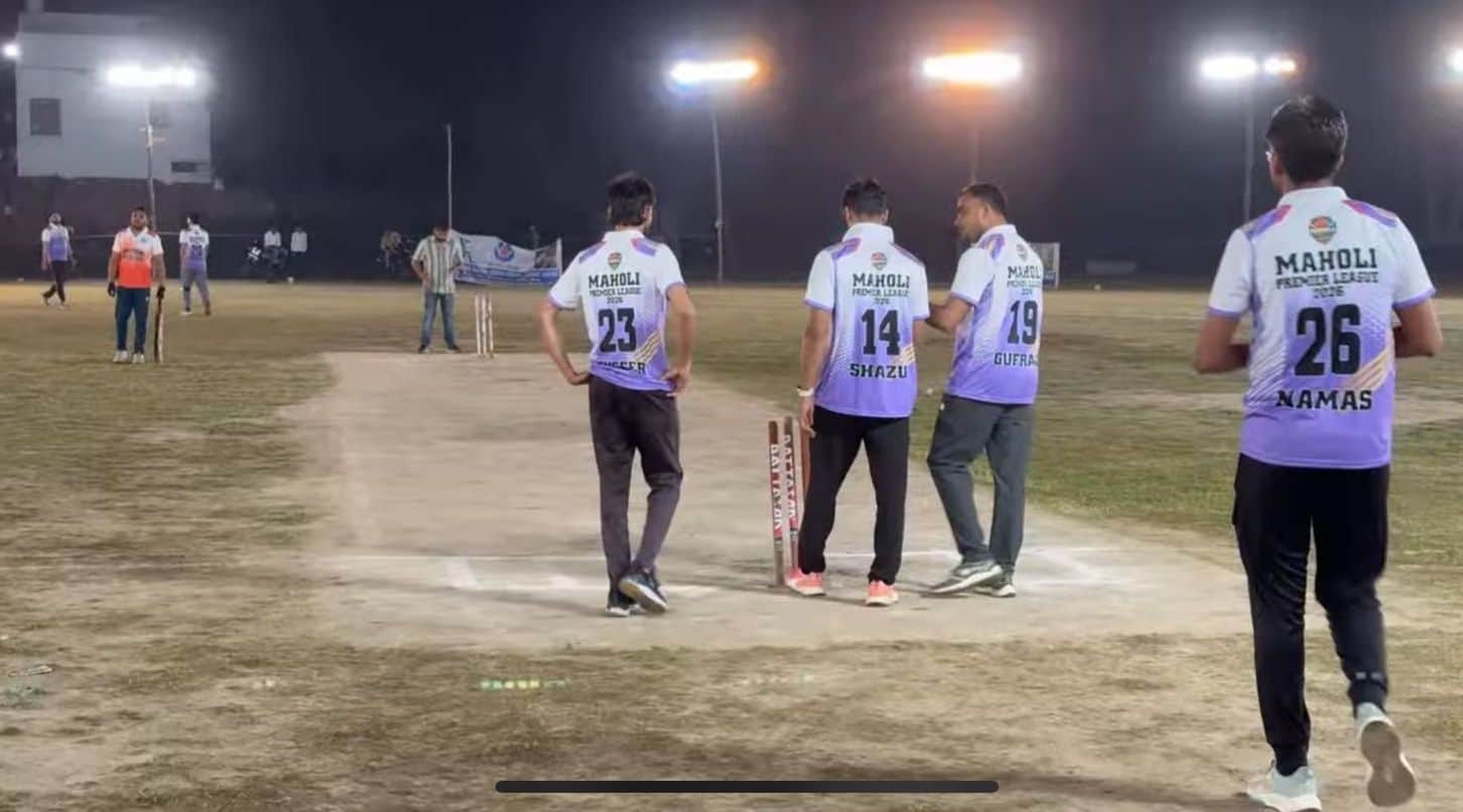 महोली में क्रिकेट मैच के दौरान मैदान पर मौजूद खिलाड़ी। संवाद