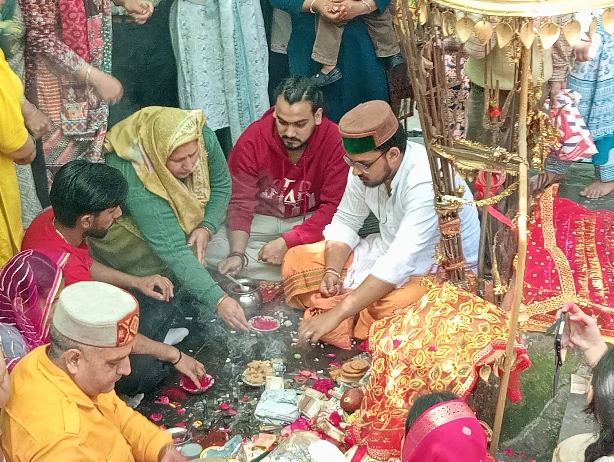 मलूणा में पूजा करते लोग।