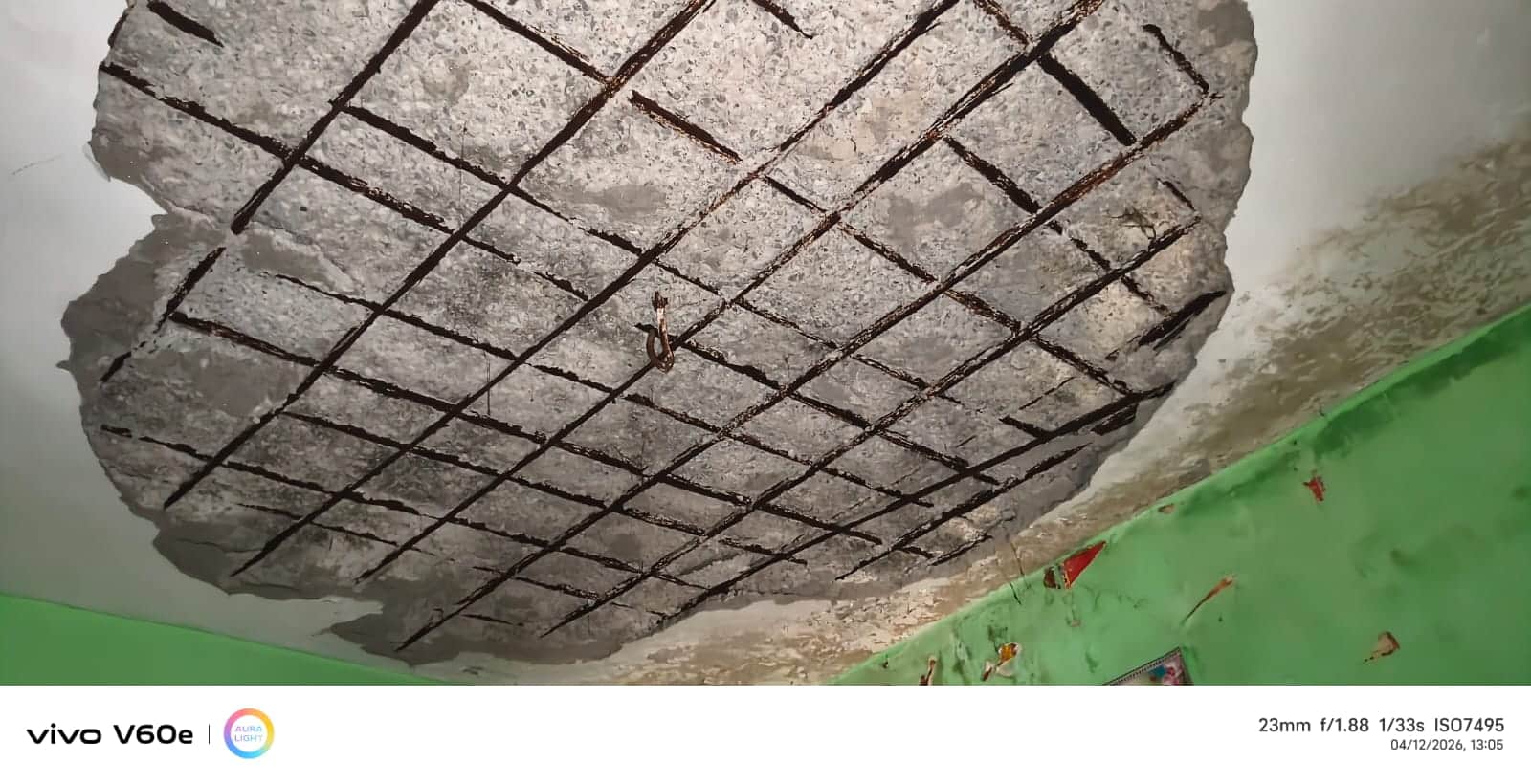 मारहरा के मोहल्ला कंबोह में प्लास्टर गिरने के बाद छत की दिखाई देती सरिया। संवाद