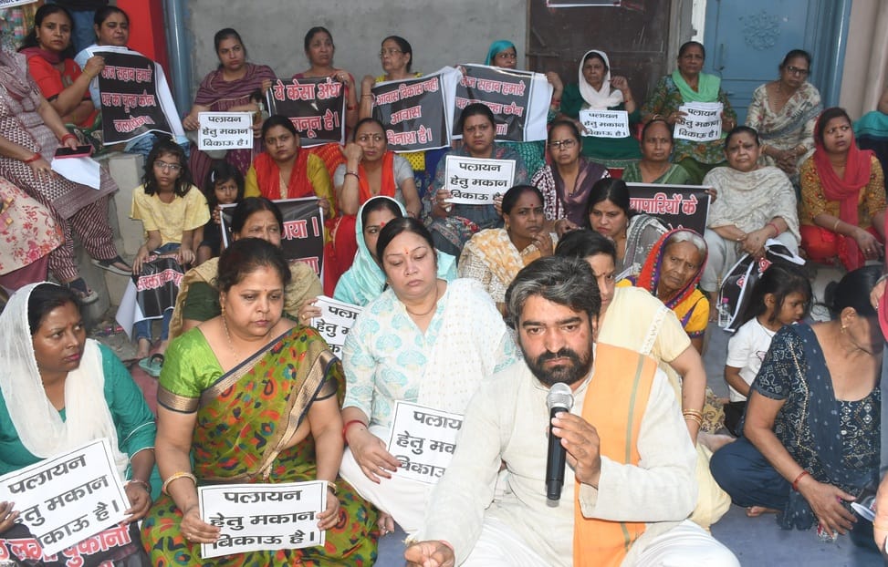 Tears in the eyes, bowl in the hand... a sit-in began in the streets.
