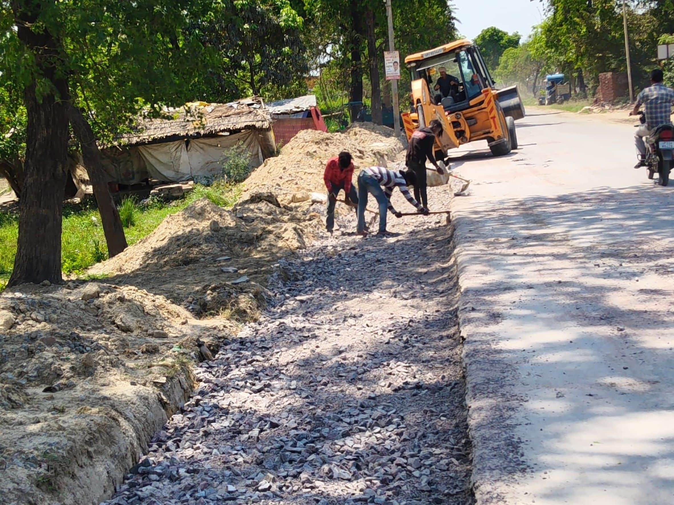 मुंशीगंज से डलमऊ राजमार्ग का चलता चौड़ीकरण का कार्य। 