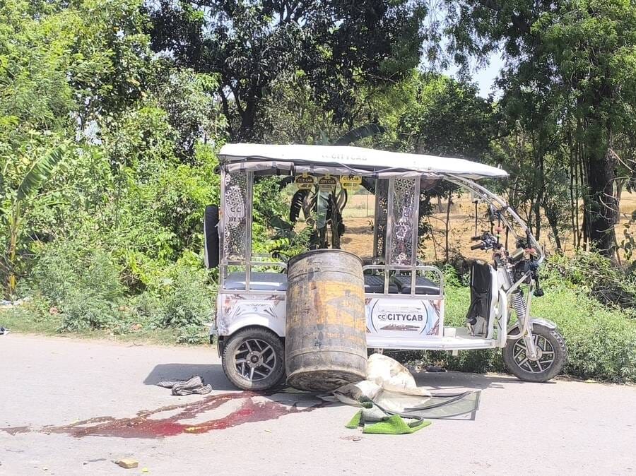 Driver dies as e-rickshaw overturns