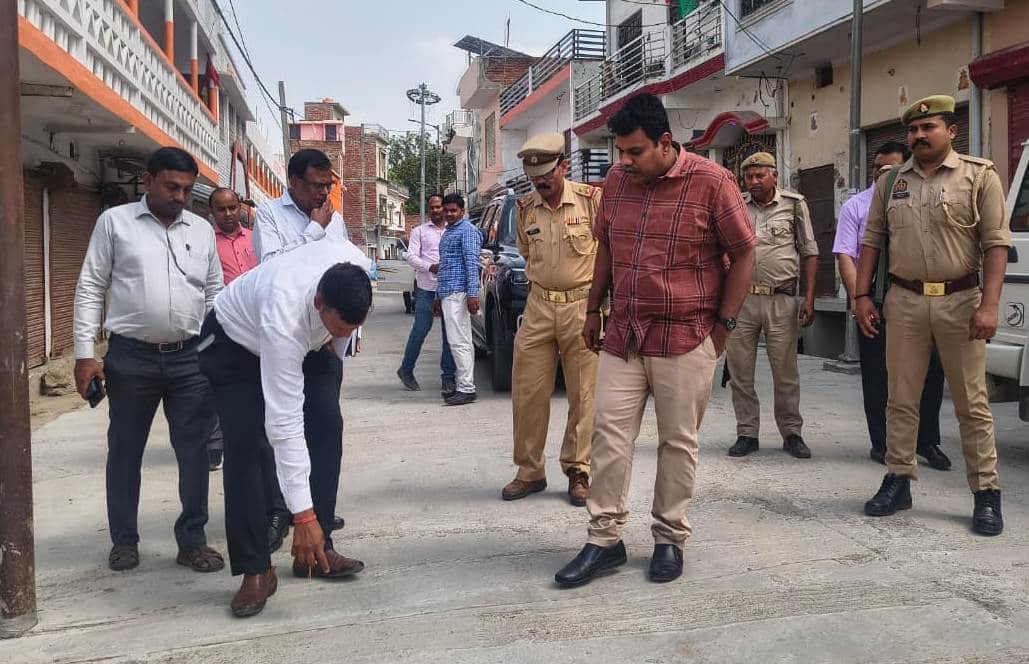 मिश्रिख नगर पालिका क्षेत्र में सड़क की गुणवत्ता चेक करते डीएम।  संवाद