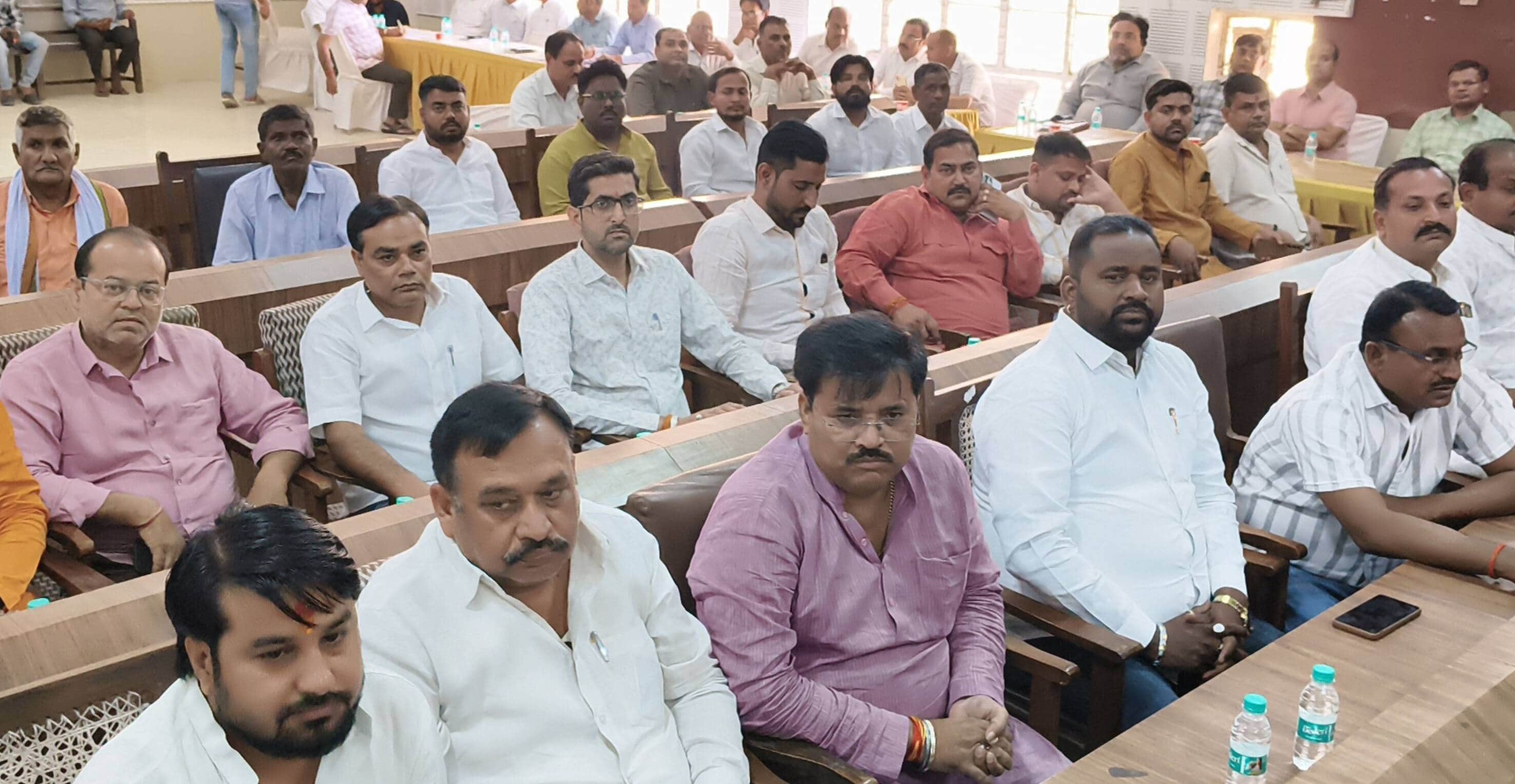 निगम की बोर्ड बैठक में मौजूद पार्षद।