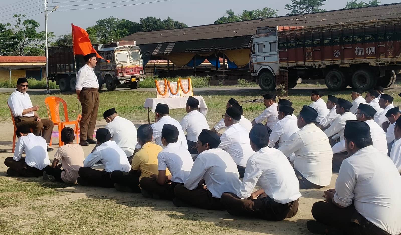 नगर के तिखमपुर स्थित मंडी परिसर में बाल्मीकि शाखा का वार्षिकोत्सव के दौरान आयोजित कार्यक्रम का