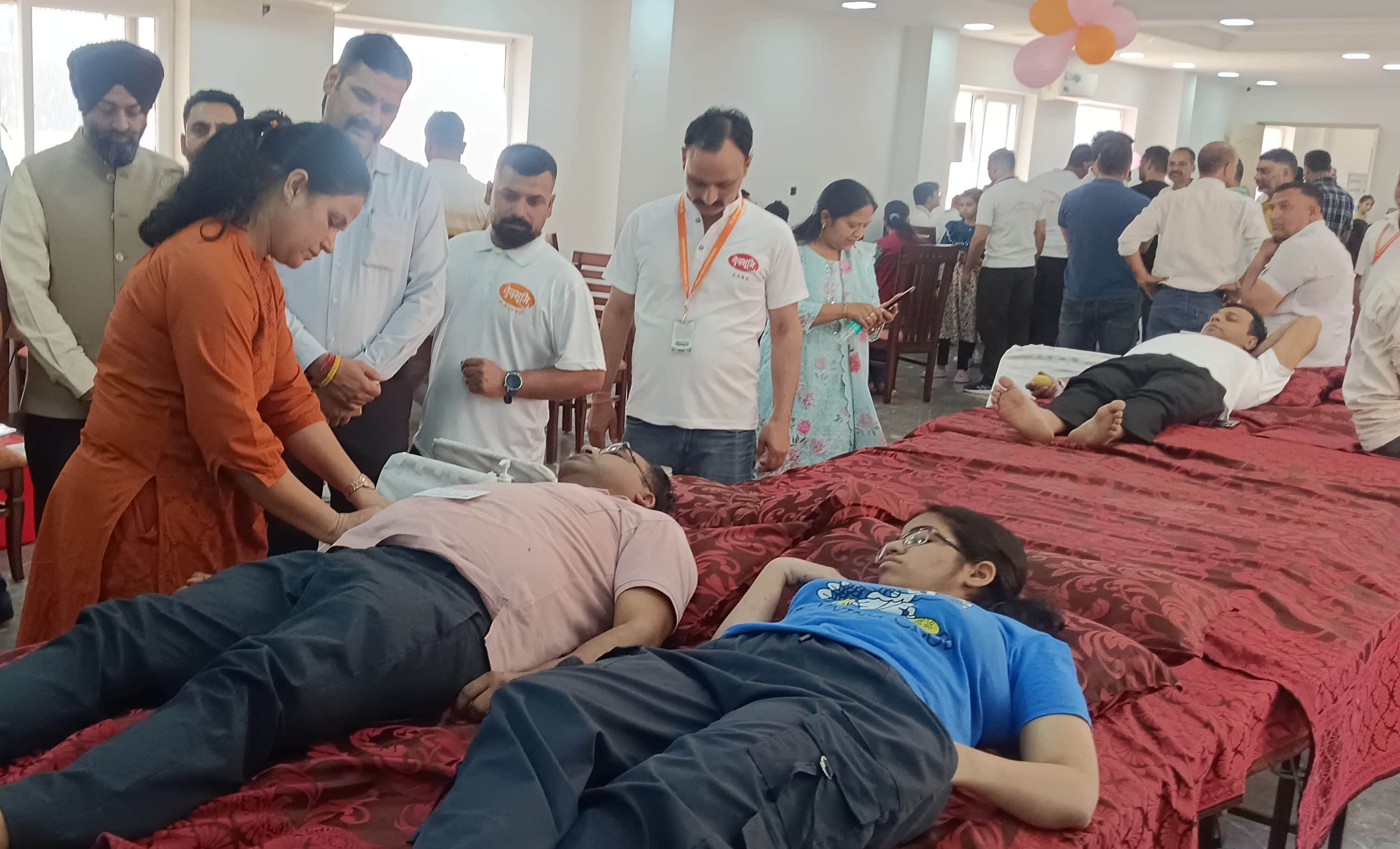 नगर निगम बद्दी के वार्ड 8 स्थित अमरावती अपार्टमेंट क्लब हाउस में आयोजित रक्तदान शिविर में रक्त