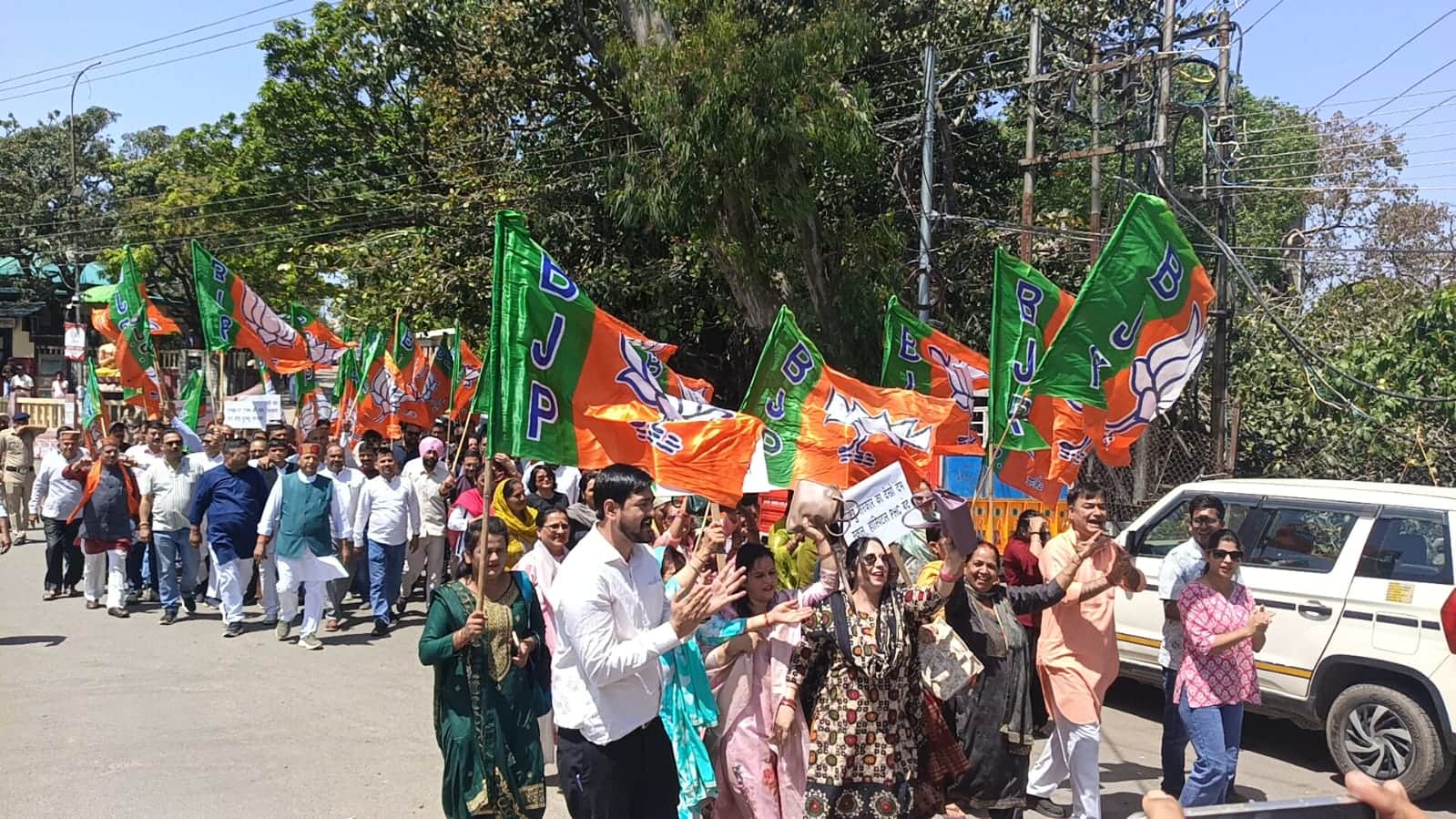 नाहन में प्रदेश सरकार के खिलाफ आक्रोश रैली निकालते भाजपा कार्यकर्ता। संवाद