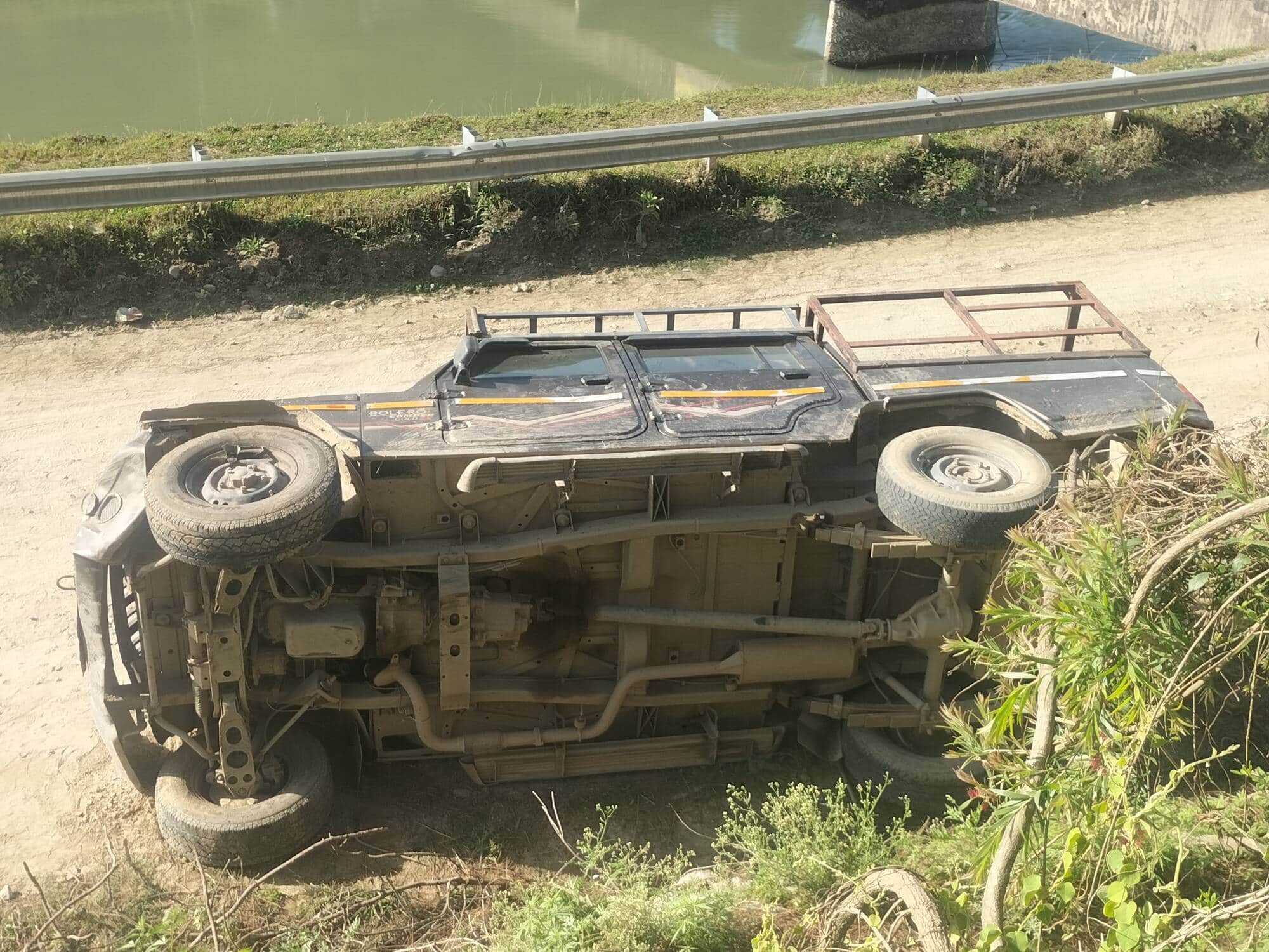 नहर किनारे अनियंत्रित होकर पलटी बोलोरो कैंपर गाड़ी:  स्त्रोत संवाद