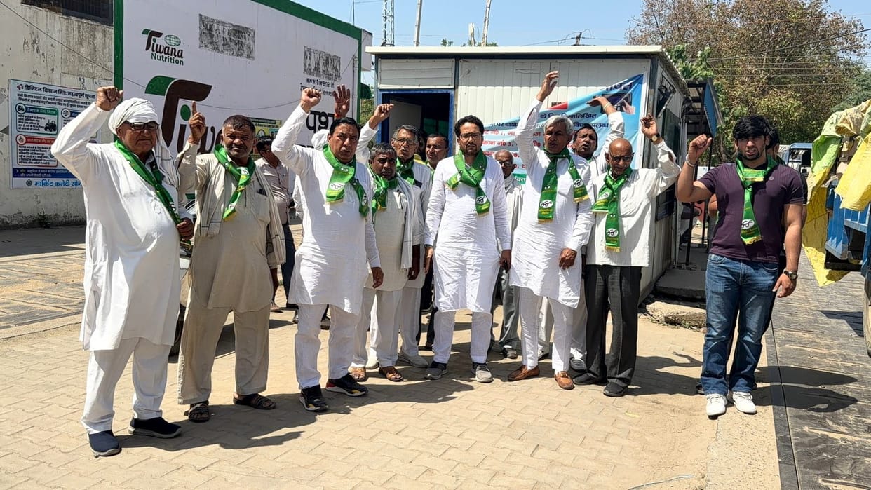 Farmers narrated their problems to the leaders regarding non-purchase of wheat.