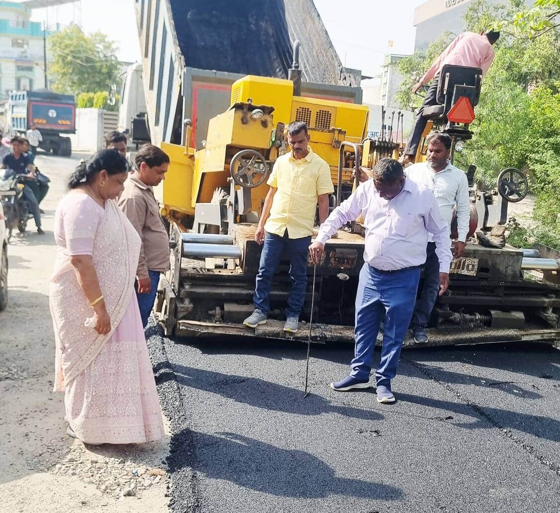 निर्माणाधीन पलिया माल गोदाम मार्ग का निरीक्षण करती पालिकाध्यक्ष। स्रोत: सोशल मीडिया