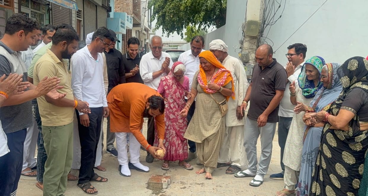 Construction of six lanes in three colonies started at a cost of one crore rupees.