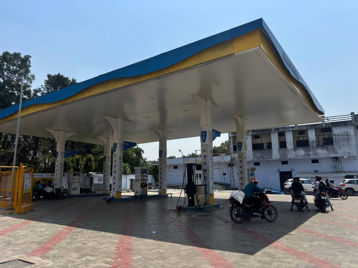 Crisis: Petrol pumps dry, pedestrians wander all day