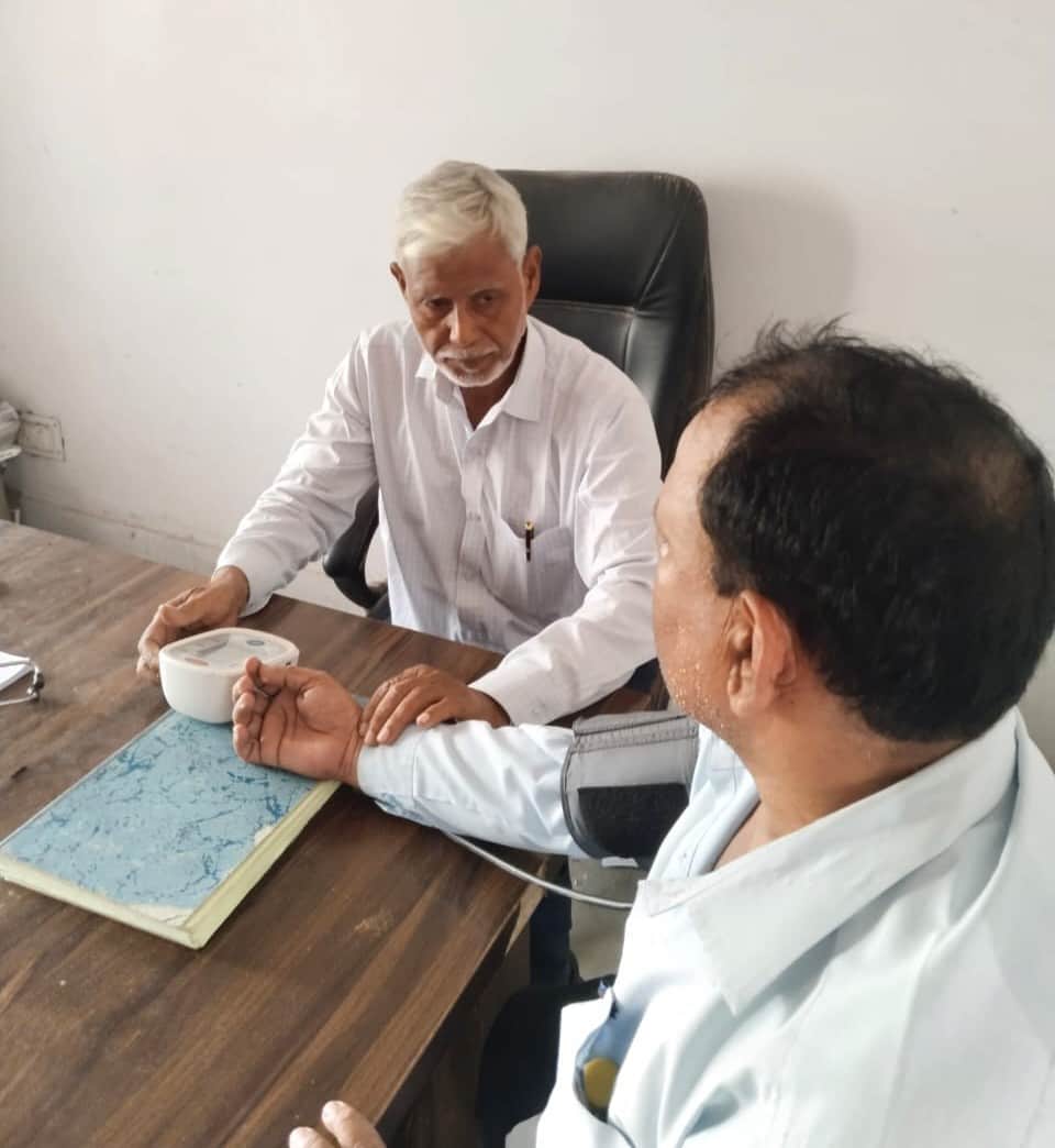 न्यू प्राथमिक स्वास्थ्य केंद्र मालीपुर में मरीजों का उपचार करते डॉ. खालिद।संवाद