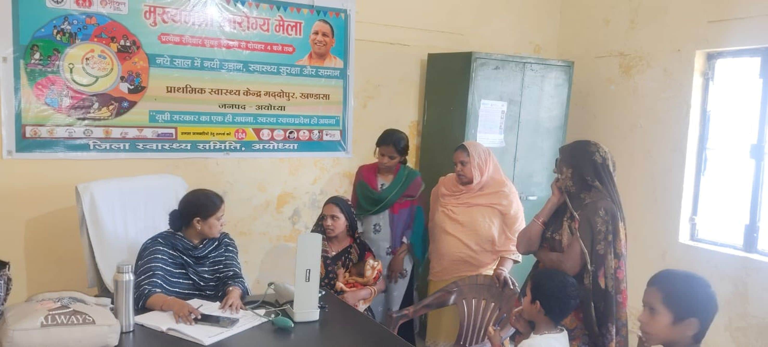 पीएचसी गद्दोपुर में जांच करतीं डॉ. सुमन वर्मा।