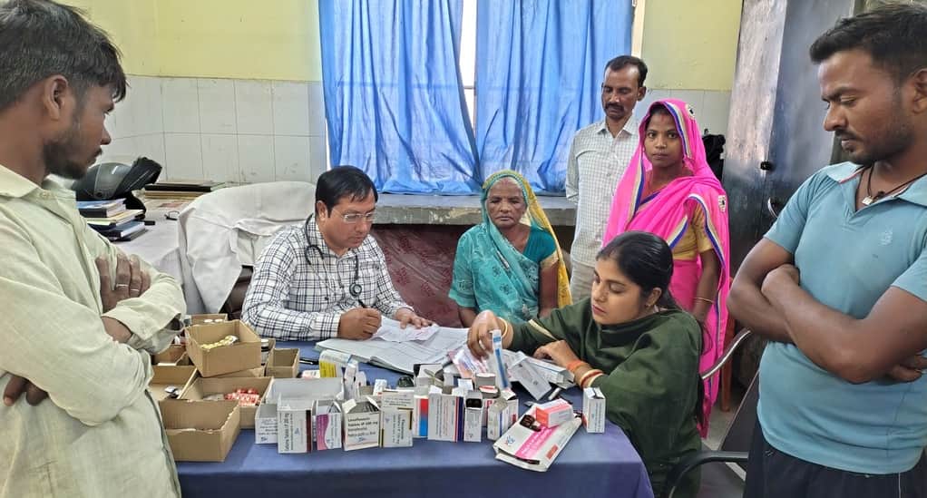 पीएचसी जहांगीराबाद व पल्हापुर में मरीज देखते चिकित्सक। संवाद