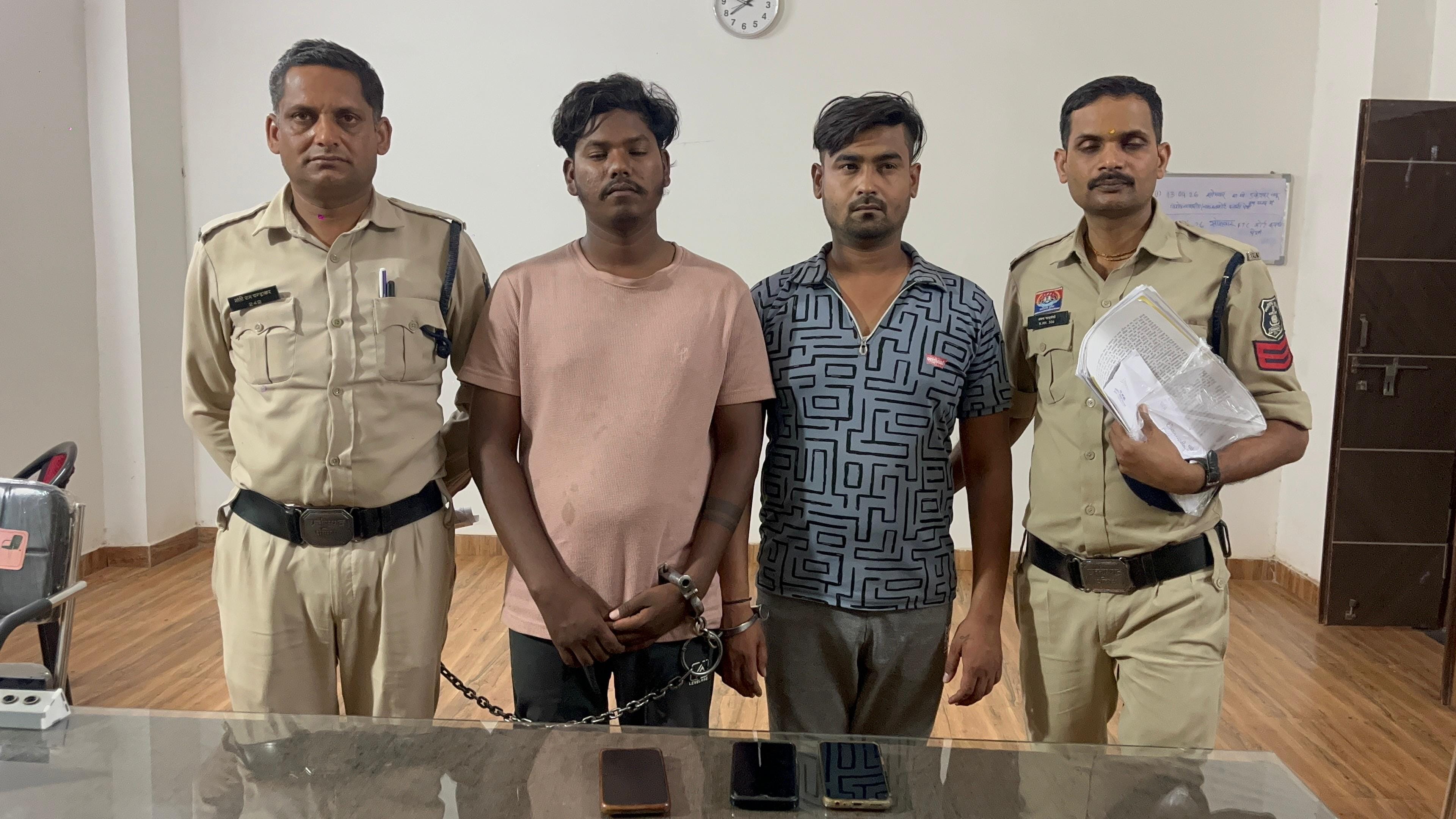 पुलिस की गिरफ्त में आरोपी
