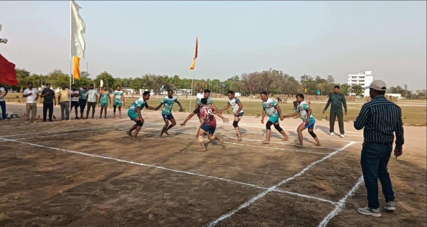 पुलिस लाइंस में कबड्डी खेलते प्रतिभागी। संवाद