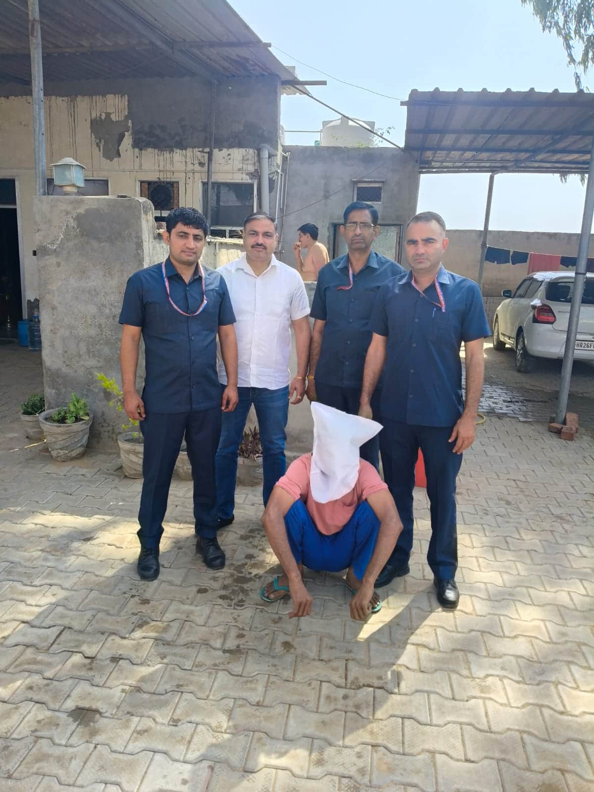 पुलिस द्वारा गिरफ्तार किया गया आरोपी। 