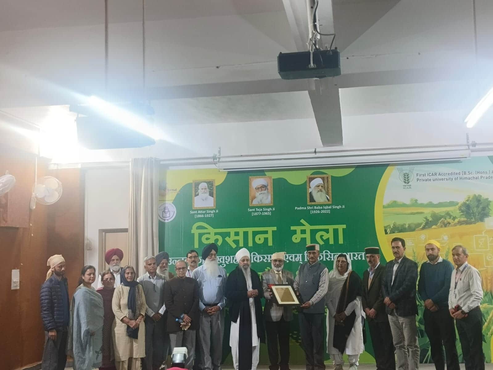 प्रगतिशील किसान कमलेश हाब्बी को सम्मानित करते मुख्य अतिथि व अन्य लोग। स्रोत: संस्थान